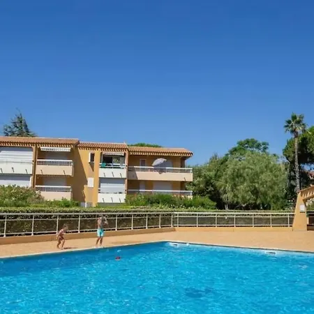 Résidence Privée Avec Balcon, Piscine Et Place De Parking * Le Lavandou