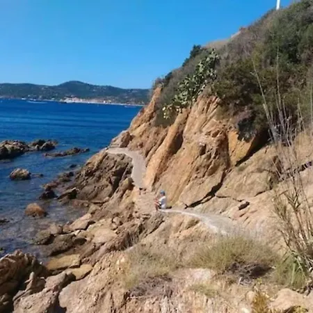 Résidence Privée Avec Balcon, Piscine Et Place De Parking