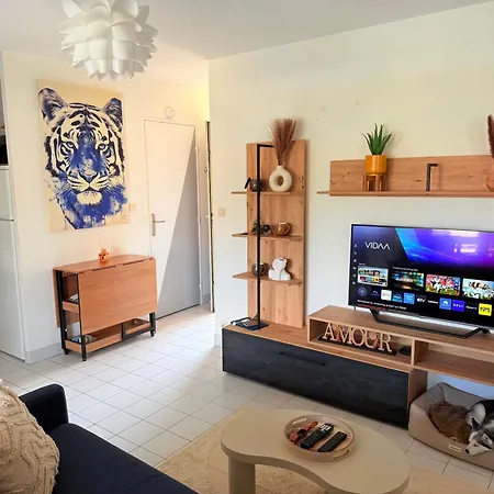 Résidence Privée Avec Balcon, Piscine Et Place De Parking Appartement *