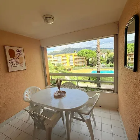 Résidence Privée Avec Balcon, Piscine Et Place De Parking * Le Lavandou